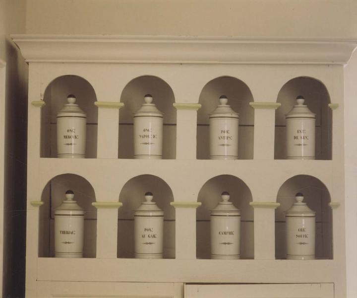 6 meubles de pharmacie, console, 8 pots à pharmacie