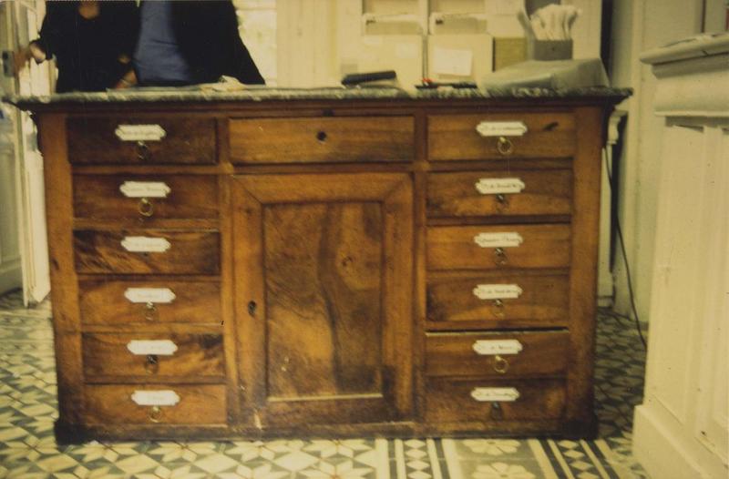 buffet de pharmacie, vue générale - © Ministère de la Culture (France), Médiathèque du patrimoine et de la photographie (objets mobiliers), tous droits réservés