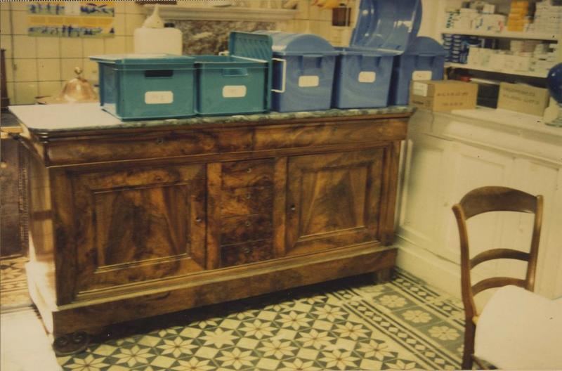 buffet de pharmacie, vue générale - © Ministère de la Culture (France), Médiathèque du patrimoine et de la photographie (objets mobiliers), tous droits réservés