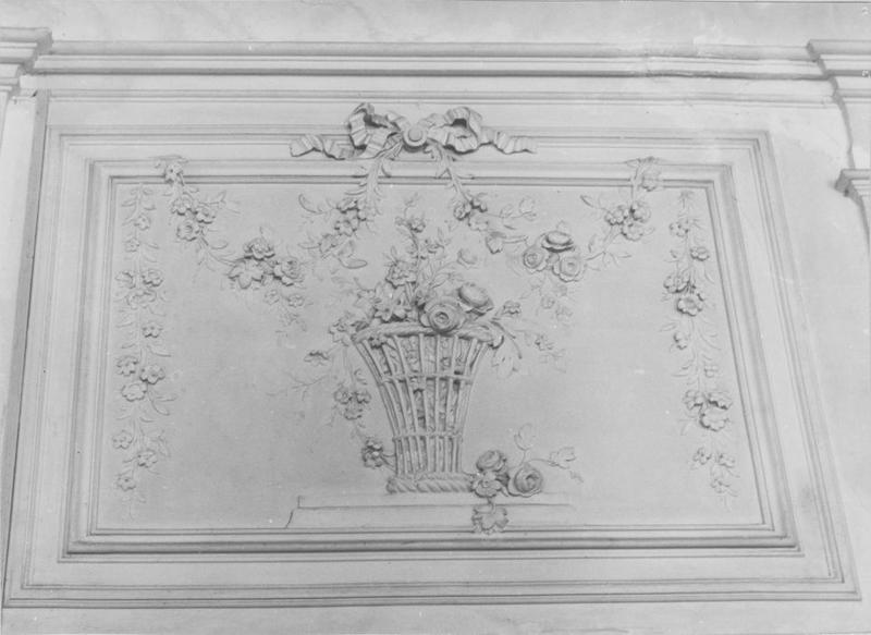 bas-relief : paniers de fleurs, vue générale