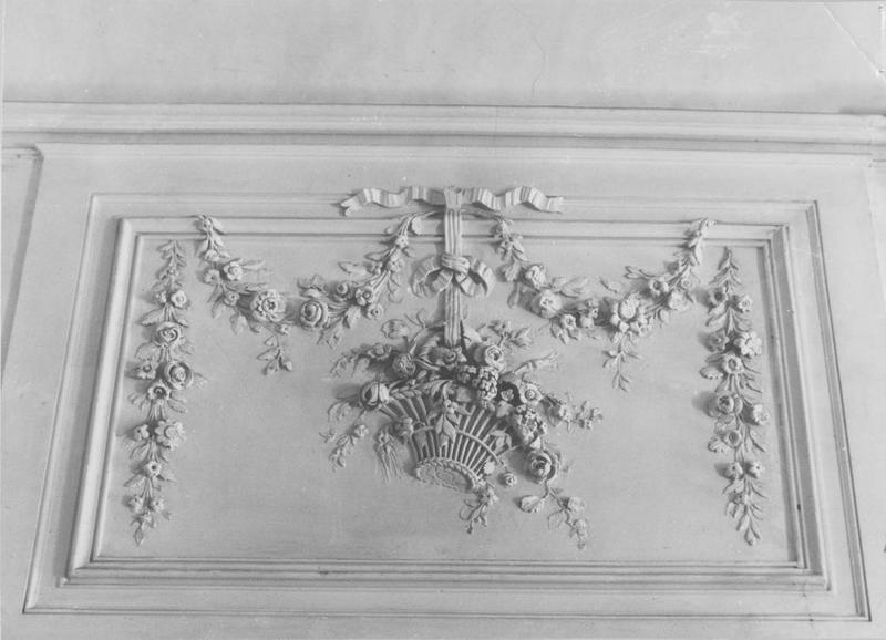 bas-relief : paniers de fleurs, vue générale