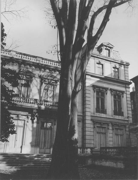 façade principale et aile droite, vue partielle