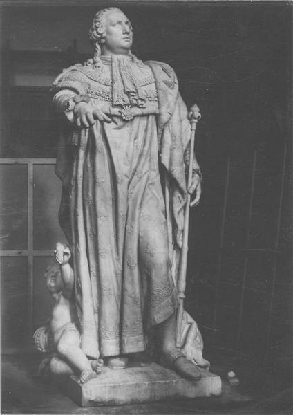 statue : Louis XVI, vue générale