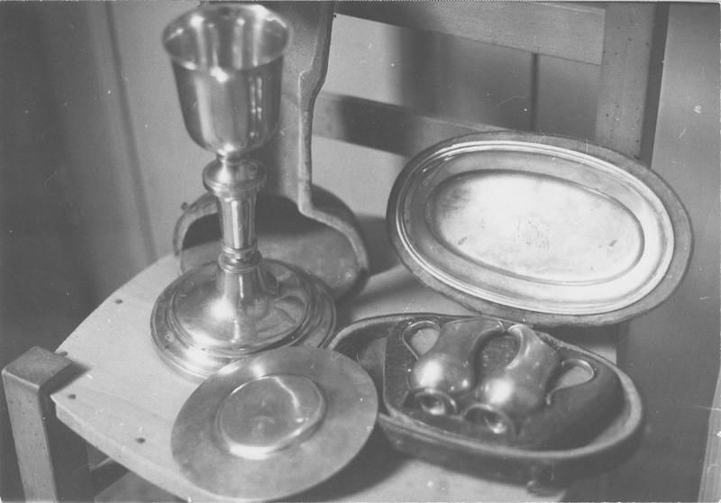 calice, patène, burettes, plateau à burettes, étui (chapelle), vue générale - © Ministère de la Culture (France), Médiathèque du patrimoine et de la photographie (objets mobiliers), tous droits réservés
