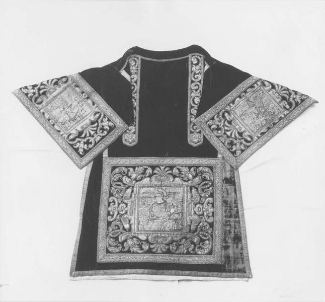 dalmatique, vue générale - © Ministère de la Culture (France), Médiathèque du patrimoine et de la photographie (objets mobiliers), tous droits réservés