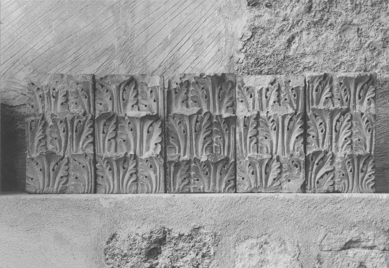 5 chapiteaux : feuilles d'acanthe, vue générale - © Ministère de la Culture (France), Médiathèque du patrimoine et de la photographie (objets mobiliers), tous droits réservés