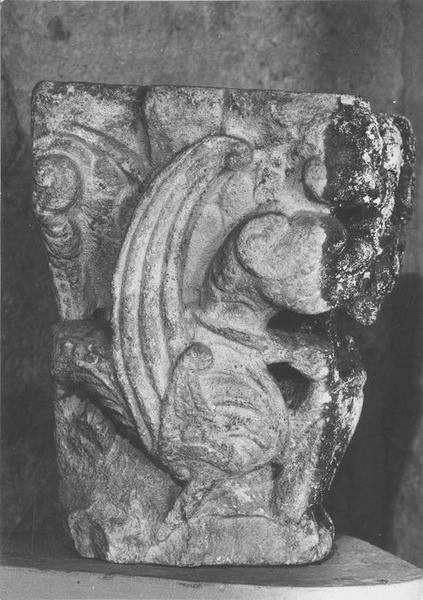 chapiteau : personnage tenant deux dragons enchaînés, vue générale - © Ministère de la Culture (France), Médiathèque du patrimoine et de la photographie (objets mobiliers), tous droits réservés
