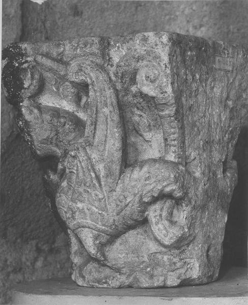 chapiteau : personnage tenant deux dragons enchaînés, vue générale - © Ministère de la Culture (France), Médiathèque du patrimoine et de la photographie (objets mobiliers), tous droits réservés