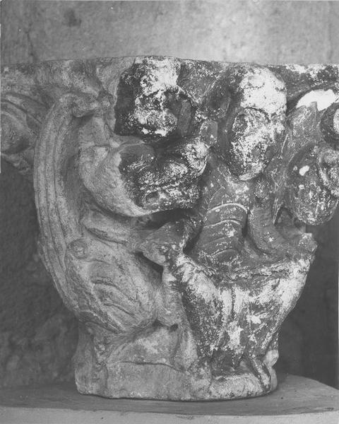 chapiteau : personnage tenant deux dragons enchaînés, vue générale - © Ministère de la Culture (France), Médiathèque du patrimoine et de la photographie (objets mobiliers), tous droits réservés