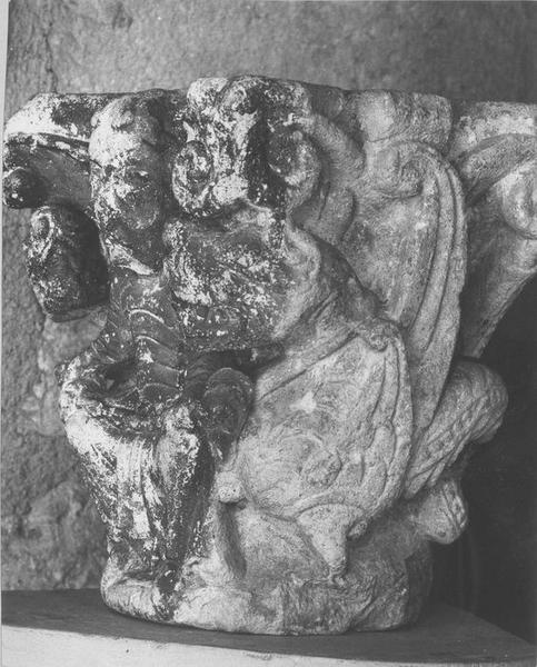chapiteau : personnage tenant deux dragons enchaînés, vue générale - © Ministère de la Culture (France), Médiathèque du patrimoine et de la photographie (objets mobiliers), tous droits réservés