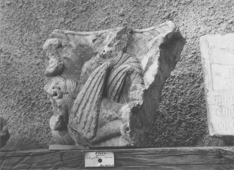 chapiteau : animal ailé et personnage, vue générale - © Ministère de la Culture (France), Médiathèque du patrimoine et de la photographie (objets mobiliers), tous droits réservés