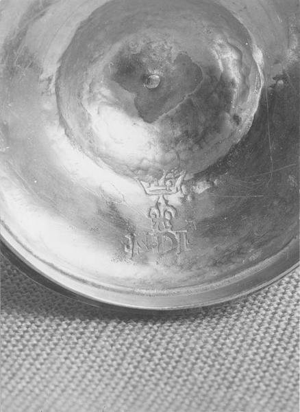pyxide des malades-chrismatoires, détail du poinçon - © Ministère de la Culture (France), Médiathèque du patrimoine et de la photographie (objets mobiliers), tous droits réservés