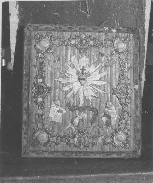 bourse de corporal : Sacré-Coeur adoré par deux moines (le), vue générale - © Ministère de la Culture (France), Médiathèque du patrimoine et de la photographie (objets mobiliers), tous droits réservés