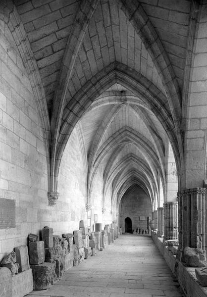 Vue générale d'une des galerie du cloître