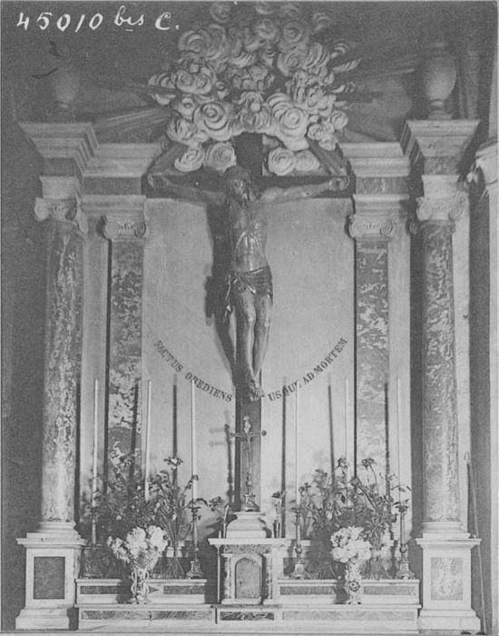 Statue (grandeur nature) : Christ en croix