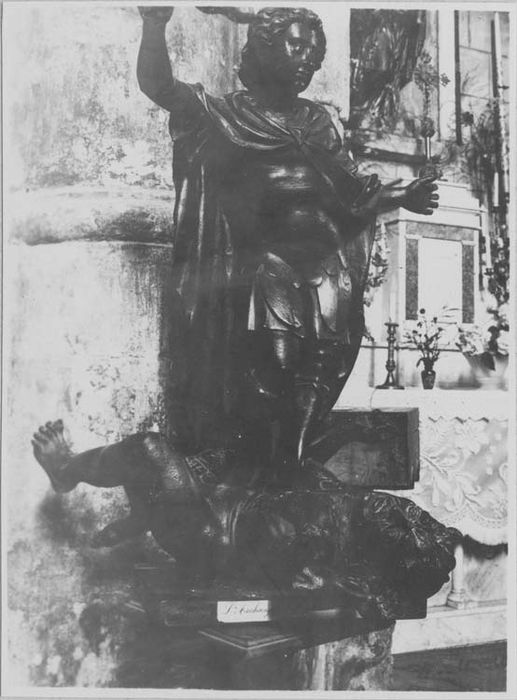 statue : Saint Michel terrassant le démon