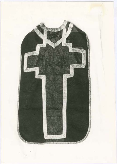 chasuble (ornement rouge) - © Ministère de la Culture (France), Médiathèque du patrimoine et de la photographie, diffusion GrandPalaisRmn Photo