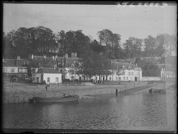 Ensemble le long de la rivière, mise à l'eau, péniche