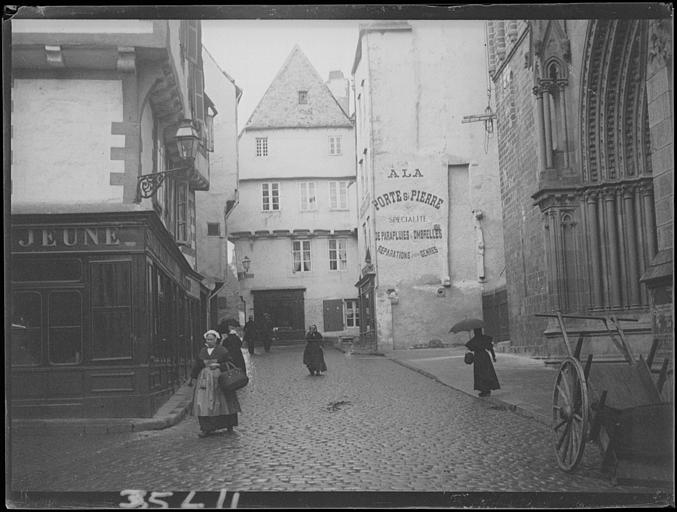 Portail, partie, vue prise vers le magasin de parapluies 'A la Porte Saint-Pierre'
