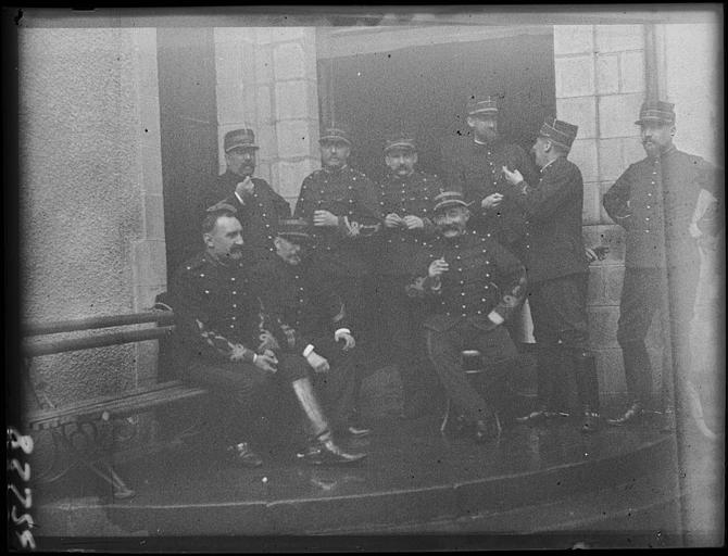 Cour, devant le porche d'entrée, sur le perron : groupe d'officiers du 11e régiment territorial d'artillerie