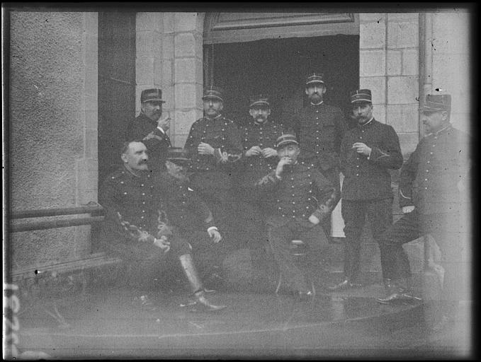 Cour, devant le porche d'entrée, sur le perron : groupe d'officiers du 11e régiment territorial d'artillerie