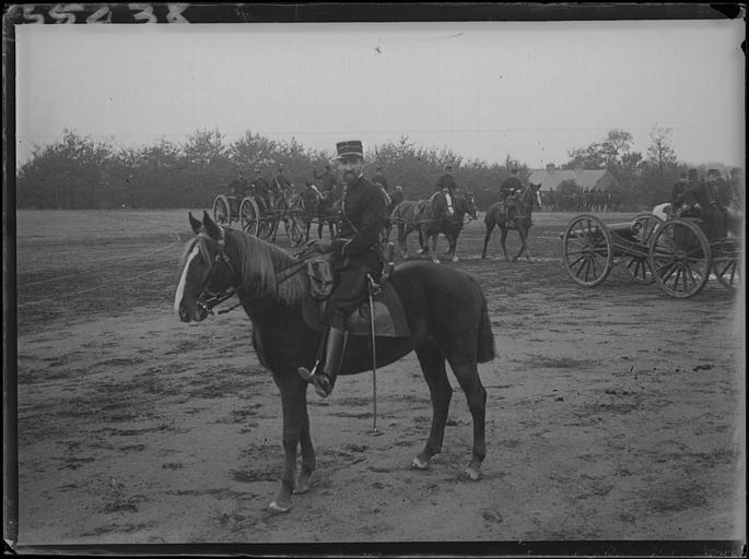 Polygone, campagne : manoeuvres d'artillerie, officier à cheval