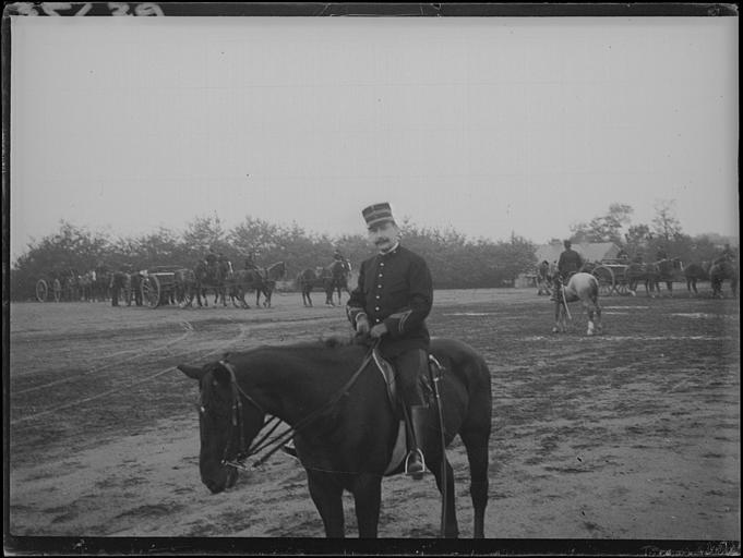 Polygone, campagne : manoeuvres d'artillerie, officier à cheval