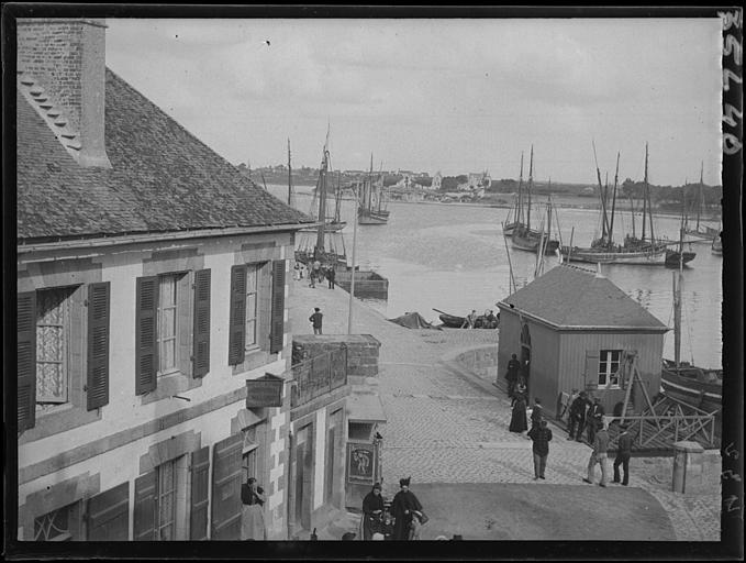 Vue du Golfe du Morbihan, voiliers, quais animés