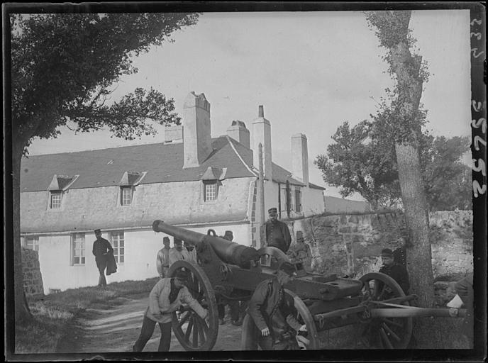 Intérieur, réglage d'une pièce d'artillerie, militaires