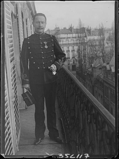 Balcon d'étage : officier du 11e régiment, pose en pied
