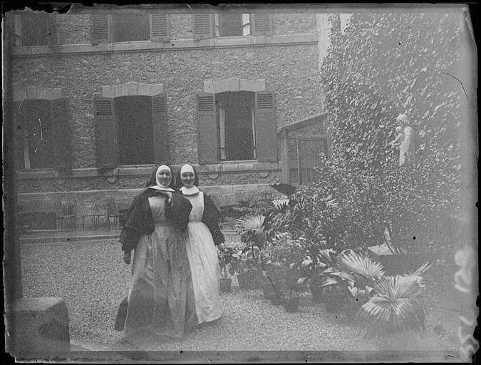 Deux religieuses en pose dans le jardin