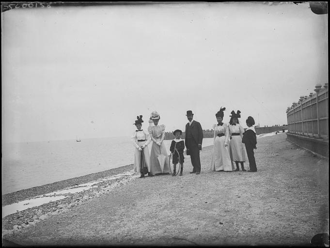 Plage : groupe familial en pose le long de la promenade