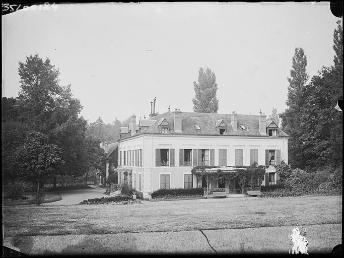 Angle de façades, côté parc, vue éloignée