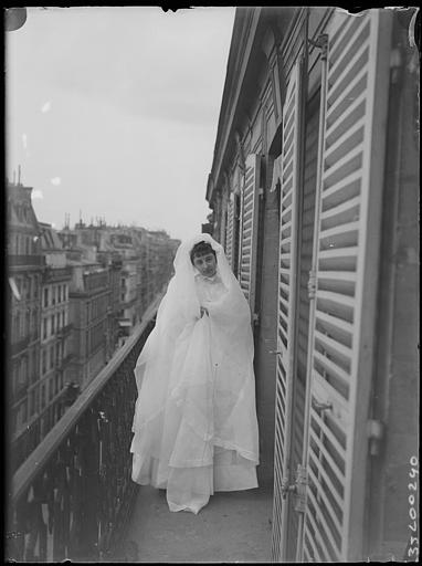 Portrait de Suzanne en première communiante, mains cachées, photographie prise sur le balcon