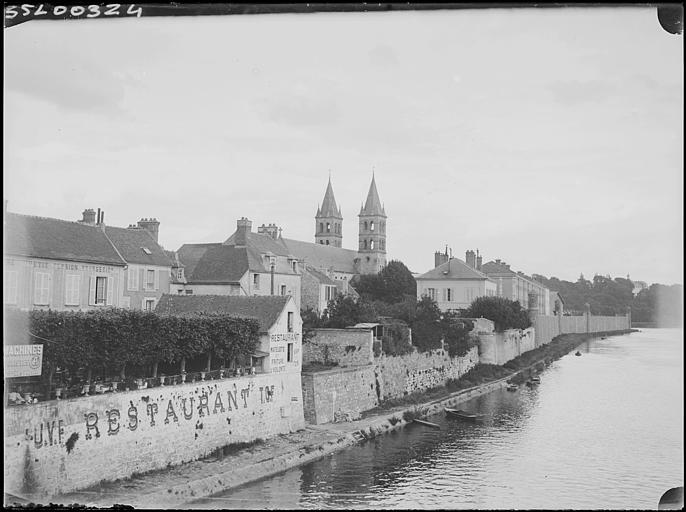L'île Saint-Etienne ; restaurant UVF - TCF au premier plan