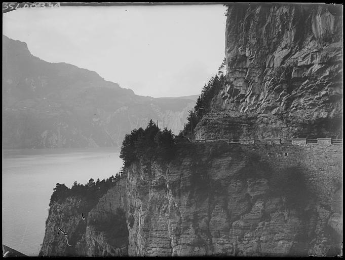 Route en corniche le long du lac