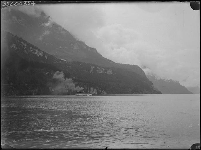 Bateau à vapeur sur le lac, vue lointaine