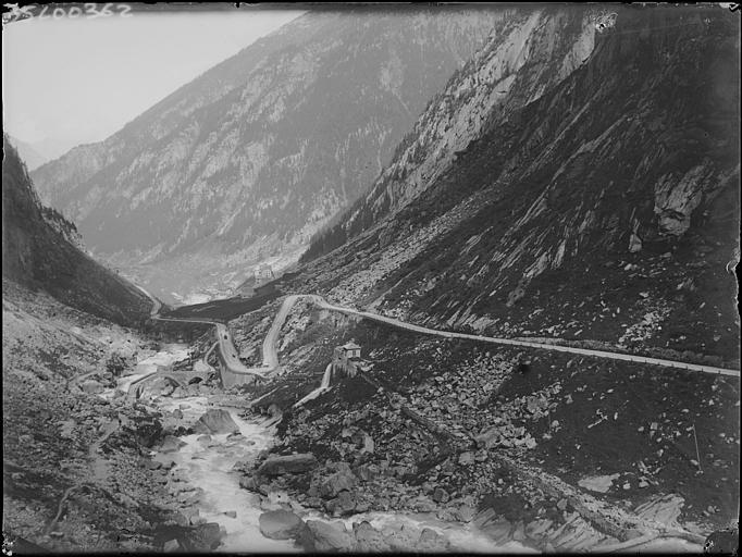 Route d'Andermatt près de Göeschenenn en montant