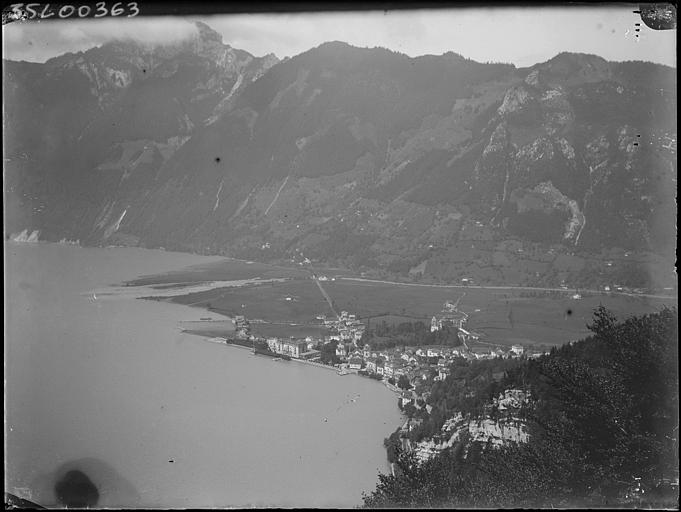 Vue générale lointaine du lac et de Brünnen