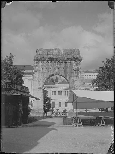 Vue générale, vers la ville : inscriptions romaines