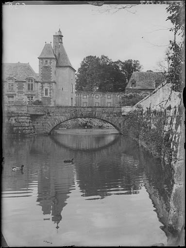 Pavillon principal et fossé : pont