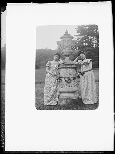 Jardin : portraits de Mlles Desforges en roumaines, posant autour d'un vase