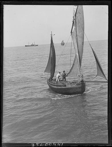 Mer : dundee port d'attache Saint-Valéry-sur-Somme, SVSS1943, vu de la proue, deux marins en manoeuvres