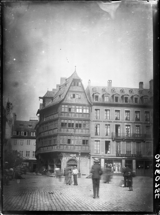 Angle des façades sur la place ; enseigne « I.Goehrs et Cie »