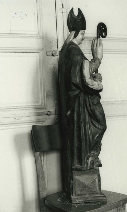 statue : Saint Evêque, profil droit, vue générale