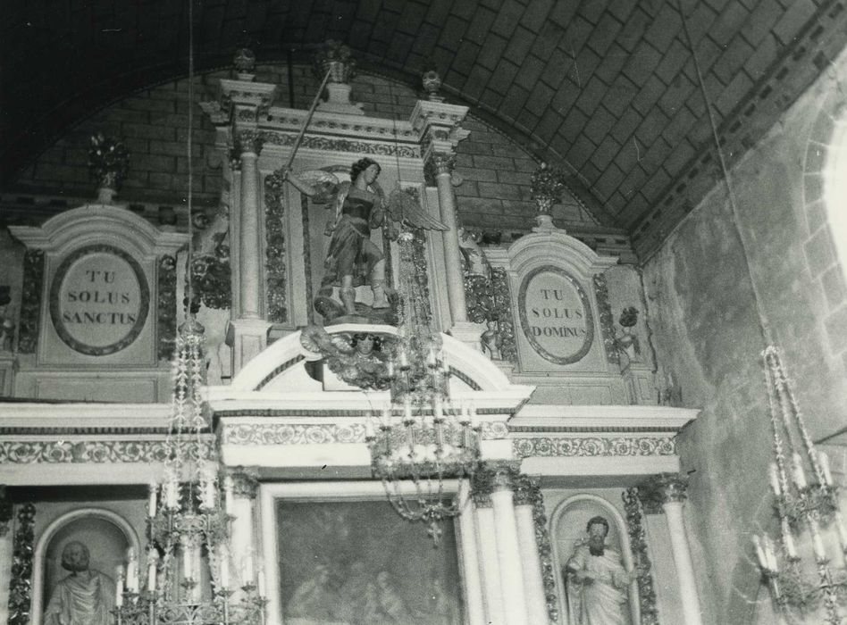 autel (maître-autel), son retable, ses trois statues : Saint Michel, Saint Pierre, Saint Paul et son tableau : Présentation au temple, vue partielle - © Ministère de la Culture (France), Médiathèque du patrimoine et de la photographie, diffusion RMN-GP