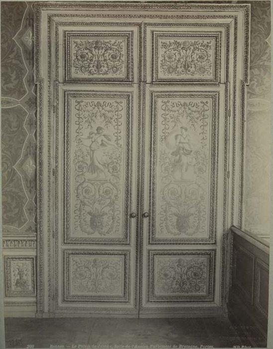 Palais de Justice : Grande chambre, détail des vantaux de porte