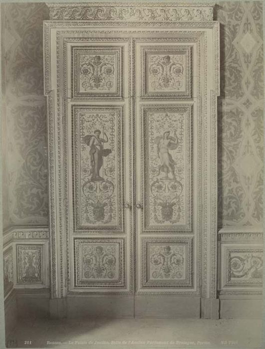 Palais de Justice : Grande chambre, détail des vantaux de porte