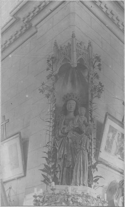 groupe sculpté dit Notre-Dame-de-Paimpont : Vierge présentant l'enfant à un chanoine (la) - © Ministère de la Culture (France), Médiathèque du patrimoine et de la photographie, diffusion RMN-GP