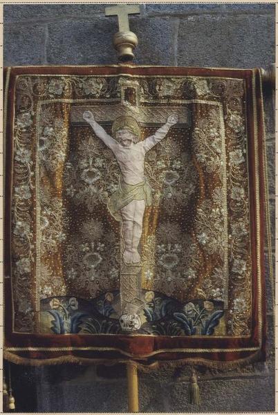 bannière de procession : Christ en croix, vue générale